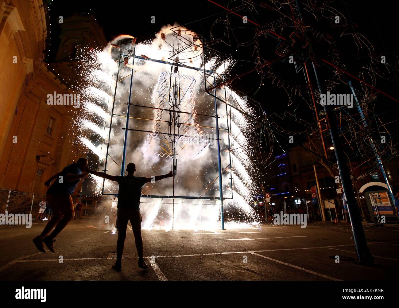 Los entusiastas celebran durante una exposición de fuegos artificiales mecanizados durante las celebraciones que marcan la fiesta de la Asunción de nuestra Señora en Mosta, Malta 14 de agosto de 2019. REUTERS/Darrin Zammit Lupi Foto de stock