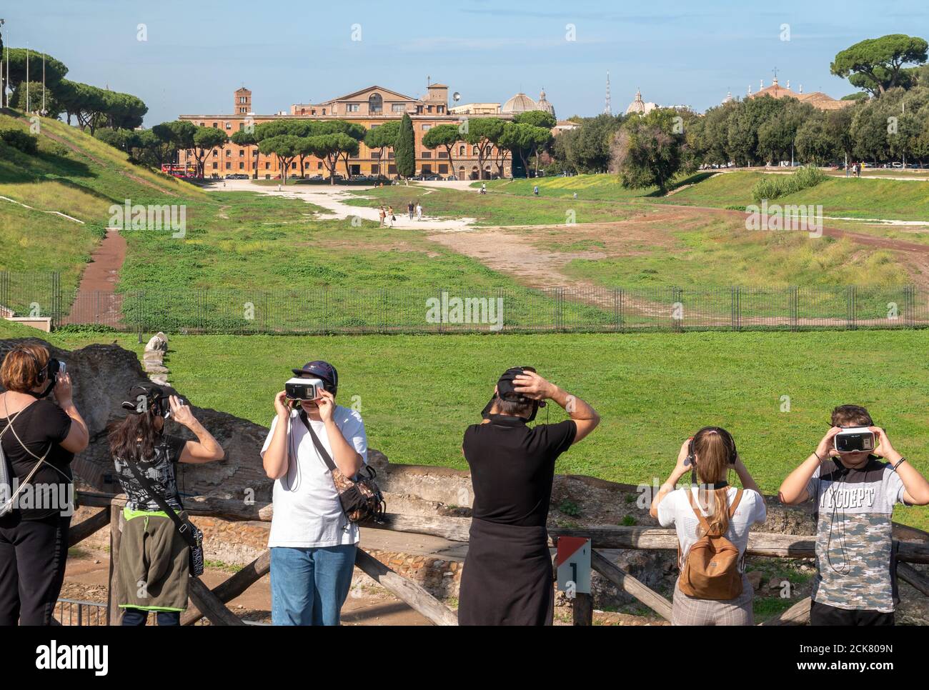 Roma Circo Maximus grupo de turistas con VR realidad aumentada auriculares viendo la reconstrucción 3d virtual de las ruinas de Antigua Roma Foto de stock