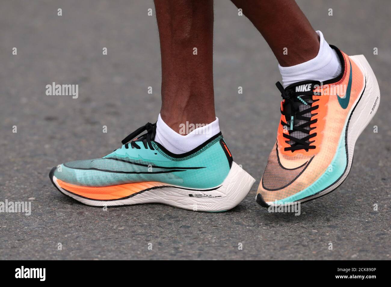 Atletismo - Maratón de Dubai - Dubai, Emiratos Árabes Unidos - 24 de enero de 2020 Vista de un atleta que lleva los zapatos Nike Vaporfly REUTERS/Christopher Pike Fotografía de stock - Alamy