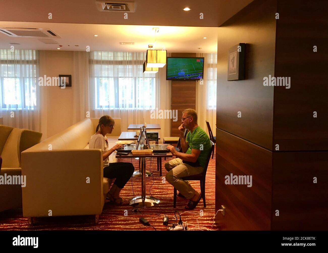 productora de televisión de Reuters, Elena Gyldenkerne, y el camarógrafo Gennady Novik editan una historia en vestíbulo de hotel en Samara, el 19 de junio de 2018. Además
