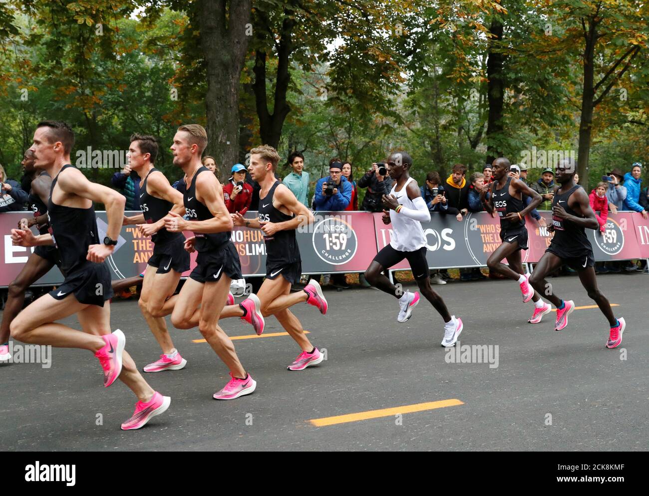 Eliud Kipchoge Kenia, el récord mundial del corre con zapatos Nike Vaporfly durante su intento de correr una maratón en de dos horas en Viena, Austria, el 12