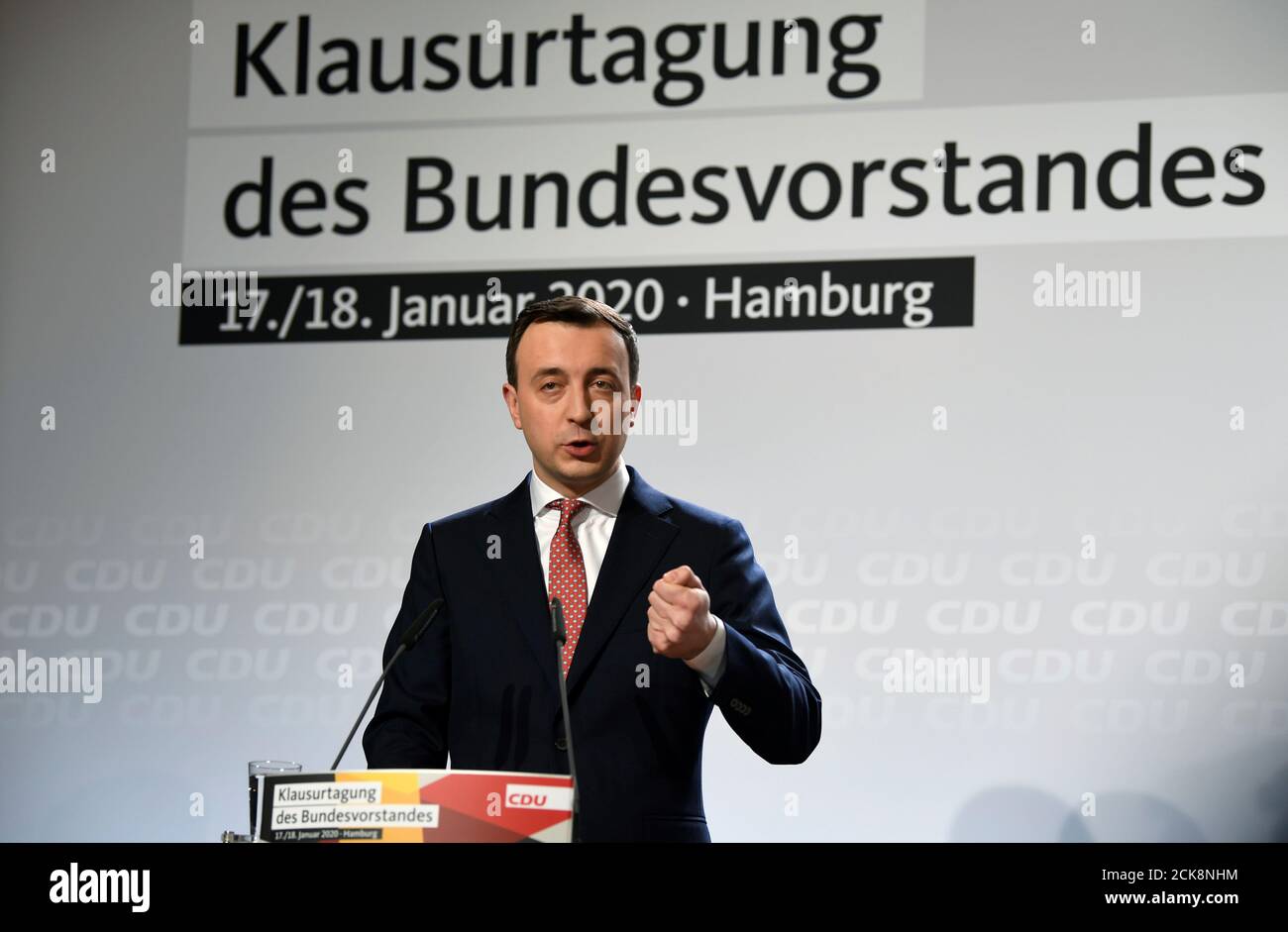 El Secretario general de la Unión Demócrata Cristiana de Alemania, Paul Ziemiak, habla durante una reunión de la junta directiva de la CDU en Hamburgo, Alemania, el 17 de enero de 2020. REUTERS/Fabian Bimmer Foto de stock