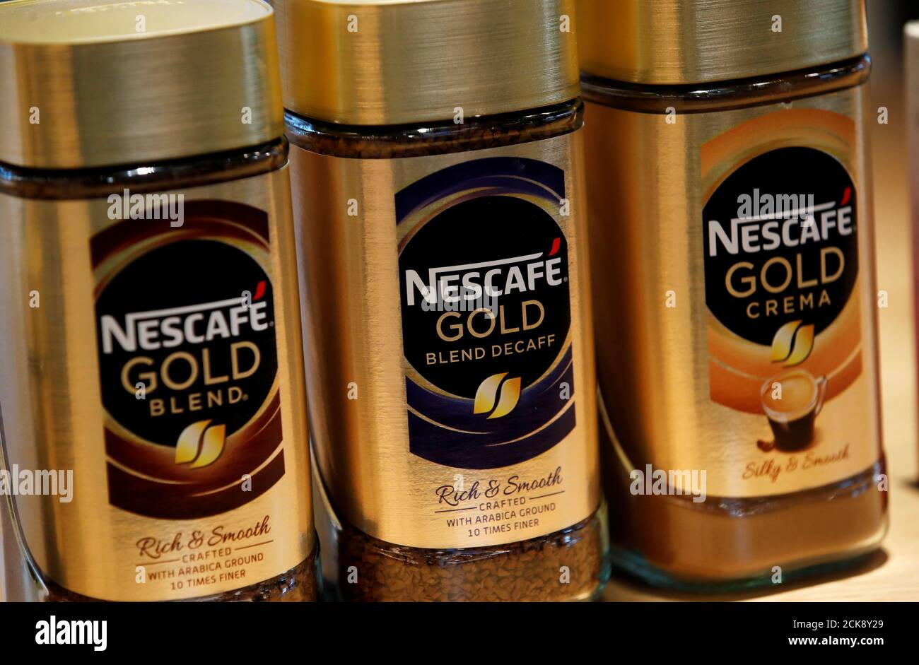 Los tarros de café Nescafe Gold se muestran en el Centro de Investigación  de Nestlé en