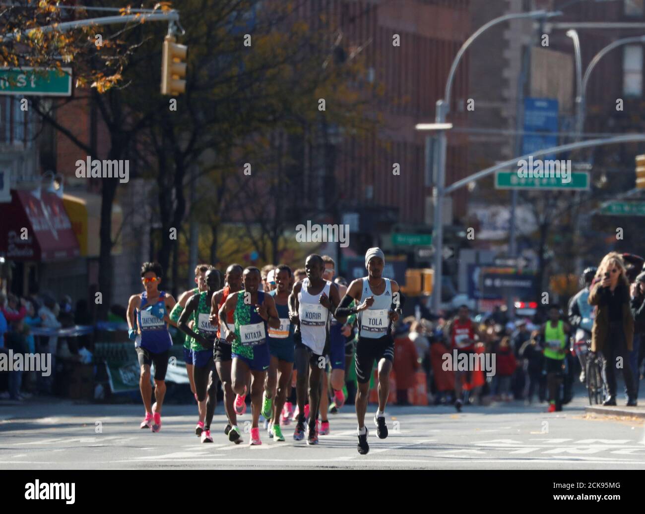 Atletismo - Maratón de la Ciudad de Nueva York - Nueva York, Estados Unidos - 3 de noviembre de 2019 Tamirat Tola de Etiopía en acción durante la carrera masculina de élite REUTERS/Mark Kauzlarich Foto de stock