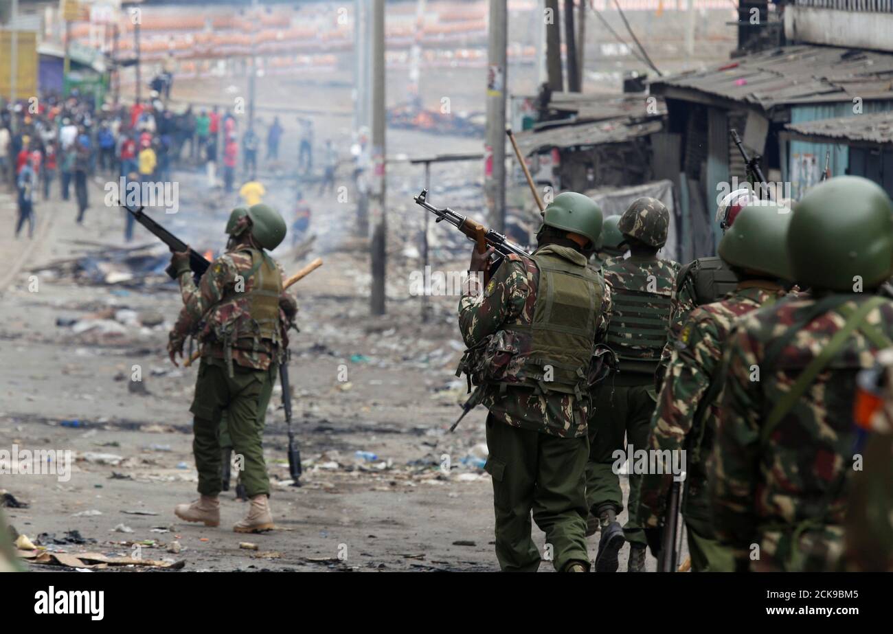 Policías antidisturbios llegan para dispersar a los manifestantes en Mathare, Nairobi, Kenia, 12 de agosto de 2017. REUTERS/Thomas Mukoya Foto de stock