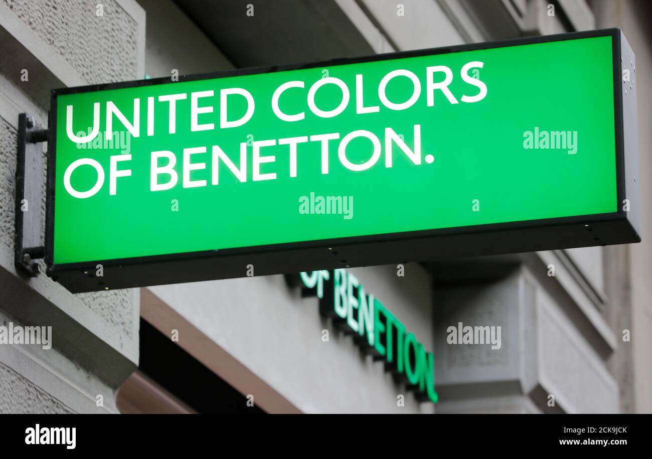 El logotipo se ve en una tienda de United Colors of Benetton en Zurich,  Suiza 30 de octubre de 2019. REUTERS/Arnd Wiegmann Fotografía de stock -  Alamy