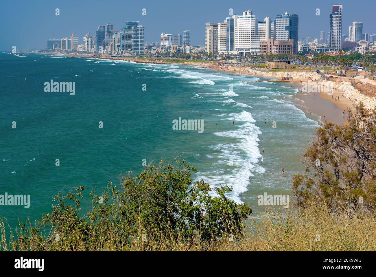 La playa de Tel Aviv se extiende por millas a lo largo de todo el borde occidental de la ciudad. Foto de stock