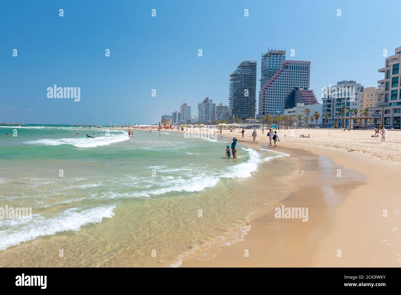 Tel Aviv, Israel - la playa de Tel Aviv se extiende por kilómetros a lo largo de todo el borde occidental de la ciudad. Foto de stock
