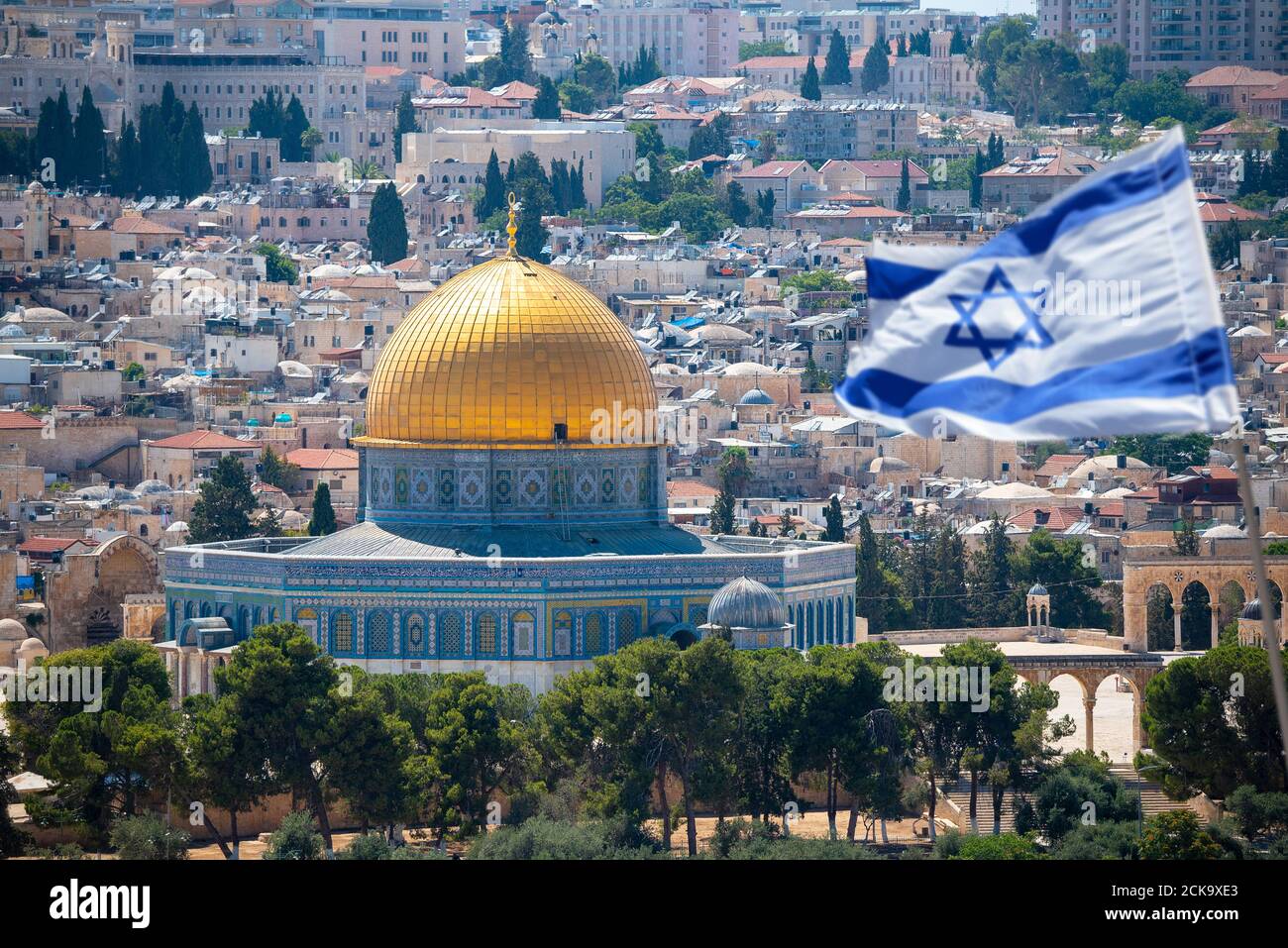 Una bandera israelí sopla en el viento desde el monte de las aceitunas con vistas a la vieja ciudad de Jerusalén, Israel. Jerusalén es la ciudad más visitada de Israel Foto de stock