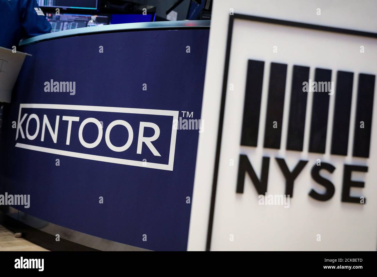 El logotipo de la empresa mundial de ropa Kontoor Brands, se muestra en un  mensaje en la Bolsa de Nueva York (NYSE) en Nueva York, EE.UU., el 5 de  junio de 2019.