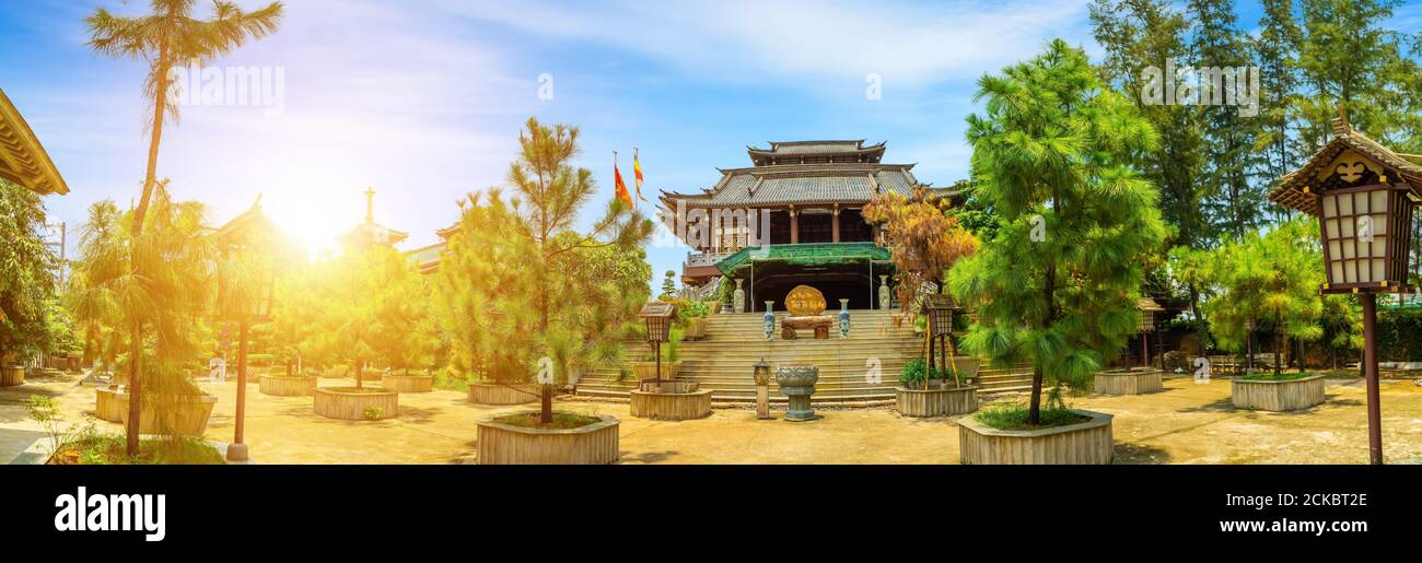 Hermoso paisaje en el sol temprano de Khanh An Pagoda, Ciudad Ho Chi Minh, Vietnam - pequeño Japón en Saigón. Concepto de viaje y paisaje. Texto en la foto Foto de stock