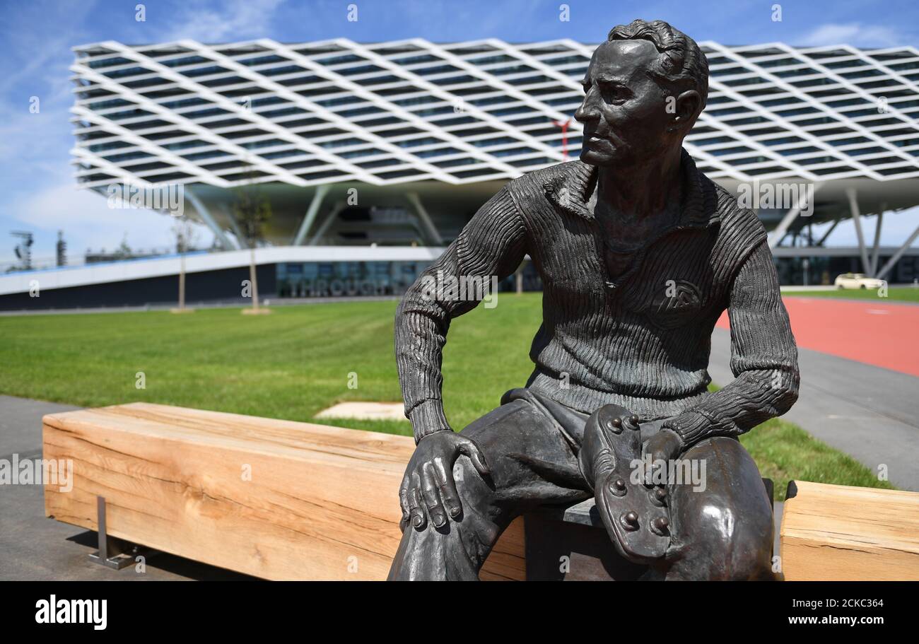 Una estatua que representa al fundador de Adidas, Adolf Dassler, se muestra  delante del edificio Arena durante las celebraciones del 70º aniversario  del fabricante alemán de ropa deportiva Adidas en la sede