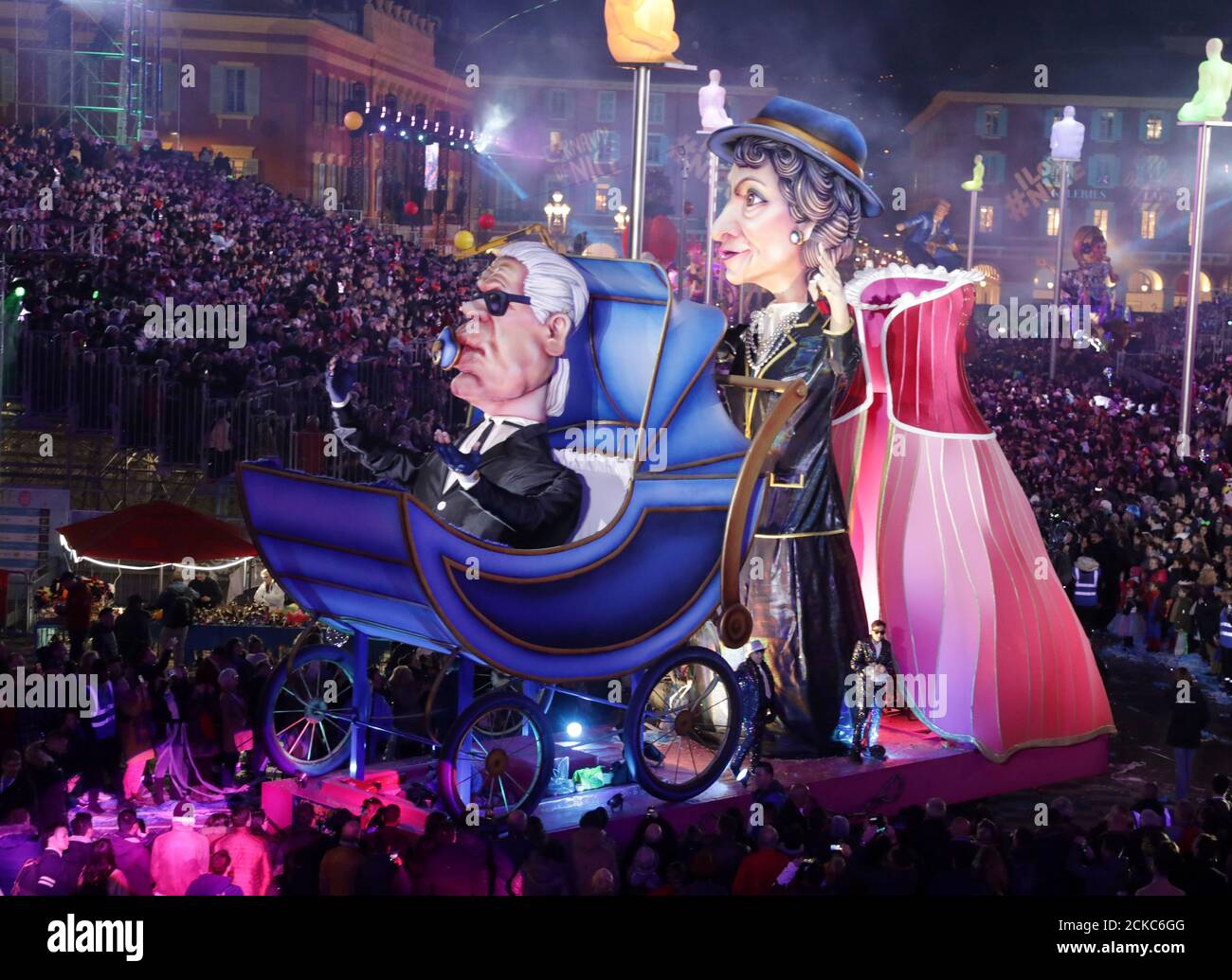 Un flotador con figuras gigantes de los últimos diseñadores Karl Lagerfeld  y Coco Chanel son desfilado a través de la multitud durante el 136 Carnaval  desfile en Niza, Francia, 15 de febrero