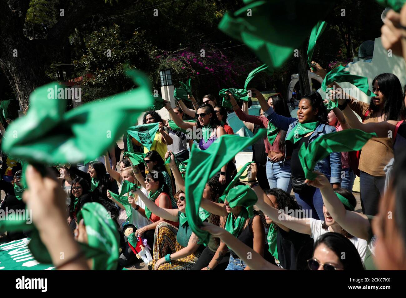 Las mujeres tienen pañuelos verdes durante una protesta en apoyo del aborto legal y seguro en la Ciudad de México, México, 19 de febrero de 2020. REUTERS/Edgard Garrido Foto de stock