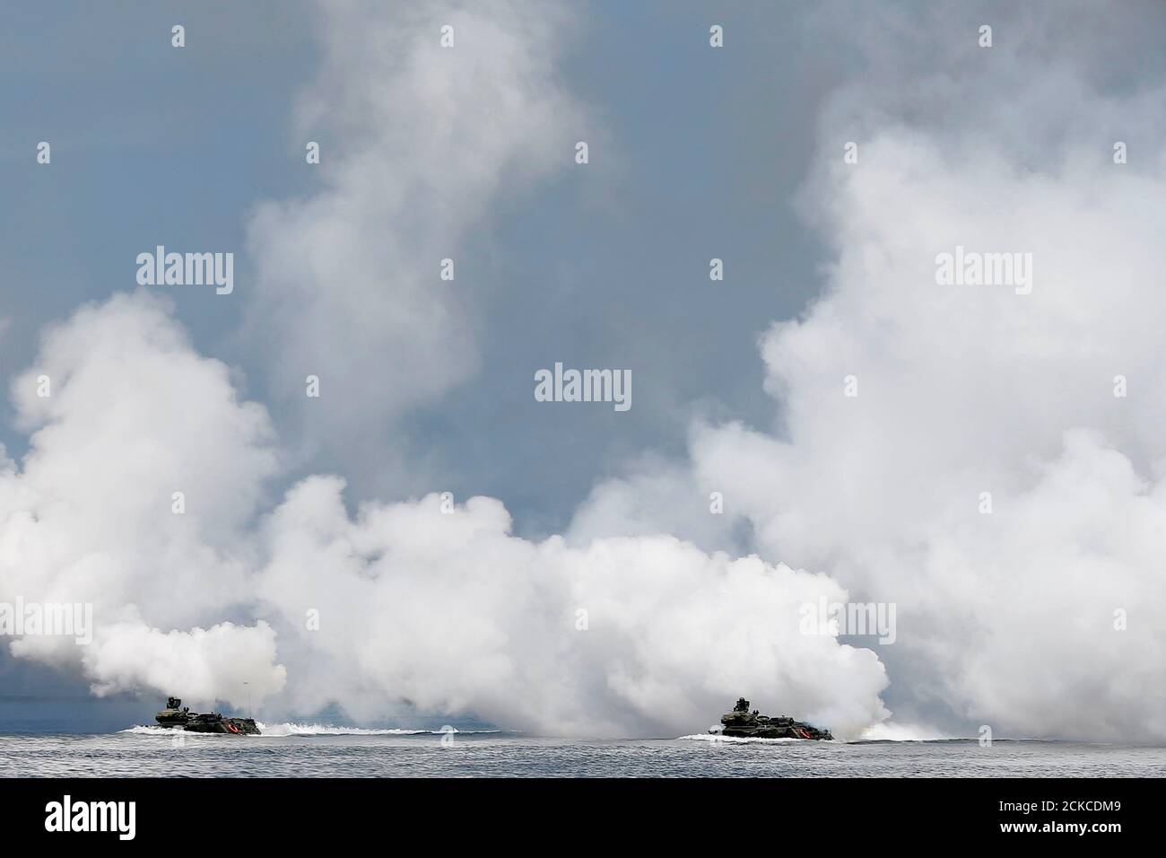 Los vehículos de asalto anfibio (AAV7) lanzan bombas de humo en un taladro  militar en la base naval de Kaohsiung, Taiwán 13 de julio de 2017.  REUTERS/Tyrone Siu Fotografía de stock - Alamy