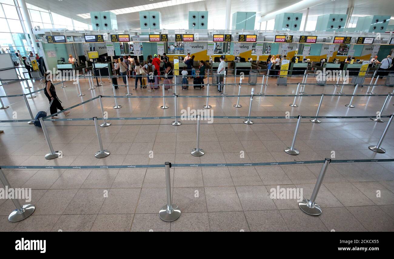 La gente se facturación en el mostrador de la aerolínea Vueling del  aeropuerto de Barcelona-el Prat, España 4 de agosto de 2017. REUTERS/Albert  Gea Fotografía de stock - Alamy
