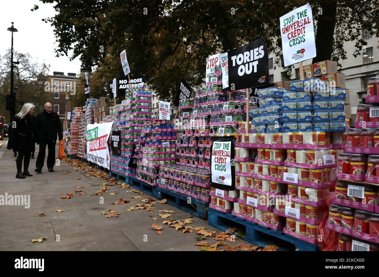 Organización de campaña contra la austeridad la Asamblea Popular deshace montones de alimentos frente a Downing Street en Westminster, Londres, Gran Bretaña, noviembre de 21,2017. REUTERS/Simon Dawson Foto de stock