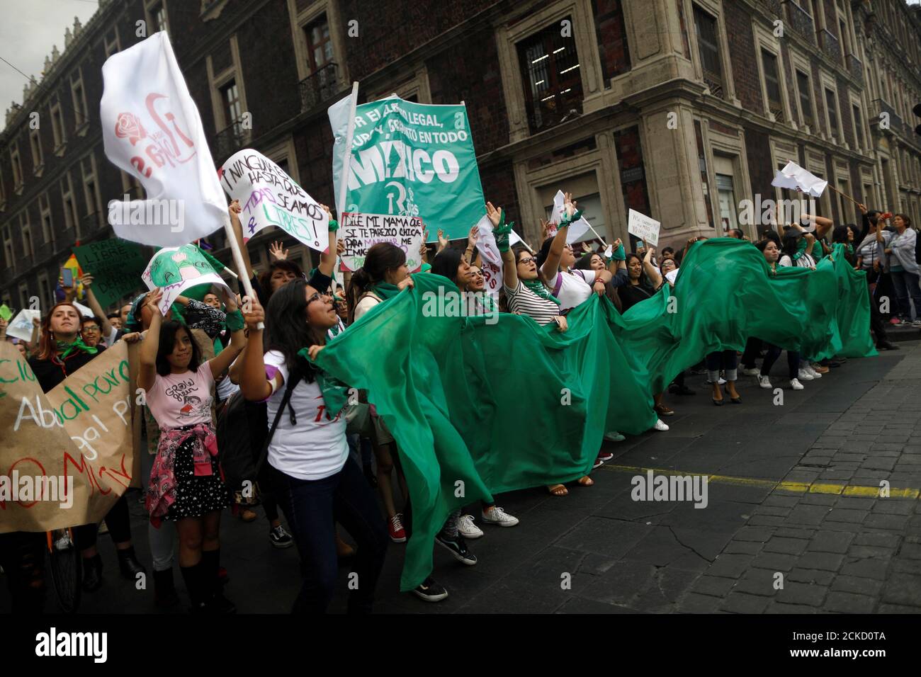 Activistas por los derechos del aborto participan en una manifestación en apoyo del aborto legal y seguro en la Ciudad de México, México, 28 de septiembre de 2018. REUTERS/Edgard Garrido Foto de stock