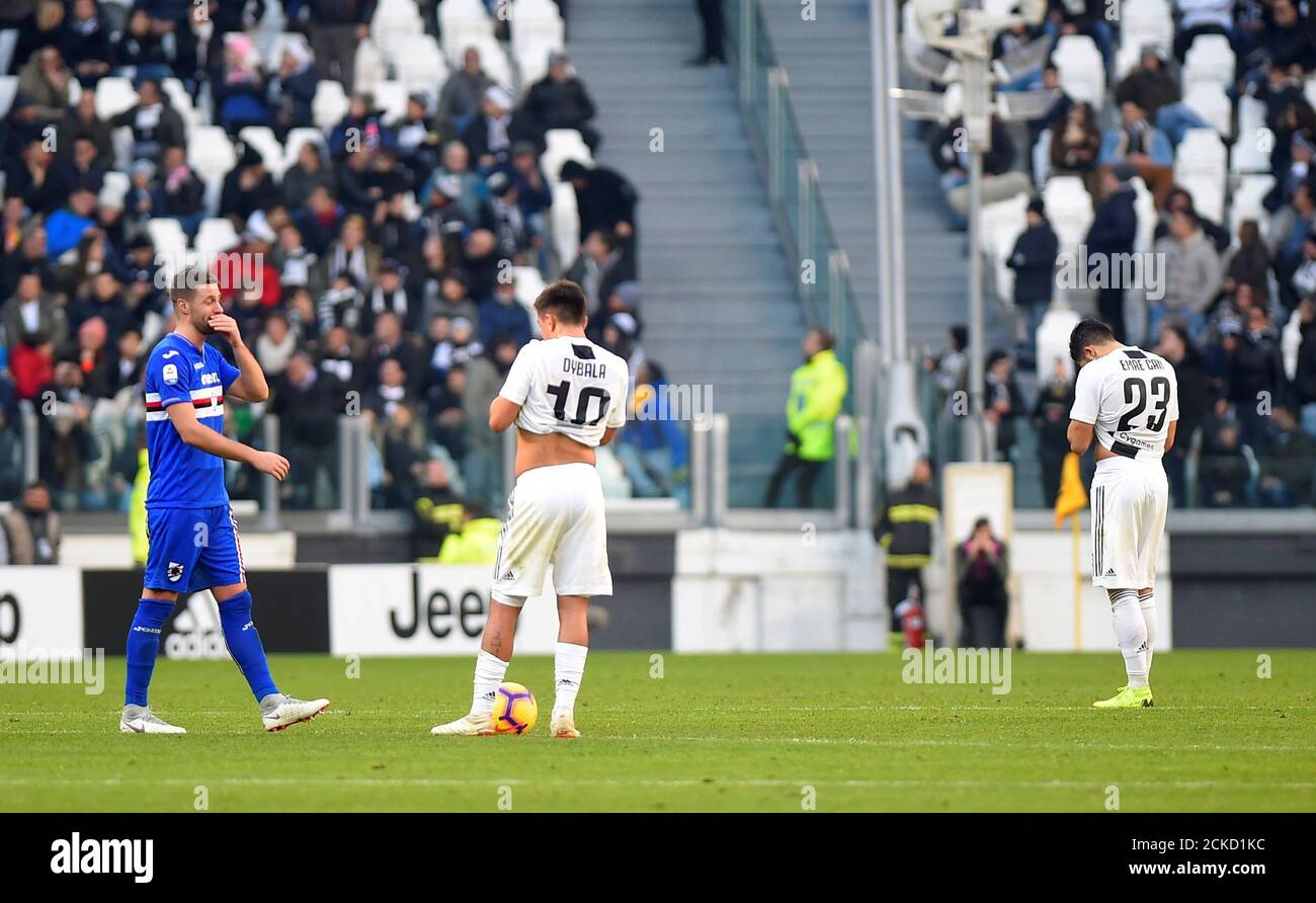Fútbol - serie A - Juventus v Sampdoria - Allianz Stadium, Turín, Italia - 29 de diciembre de 2018 Paulo Dybala y Emre de la Juventus pueden verse desanimados durante una revisión Fútbol - serie A - Juventus v Sampdoria - Allianz Stadium, Turín, Italia - 29 de diciembre de 2018 Paulo Dybala y Emre de la Juventus pueden verse desanimados durante una revisión