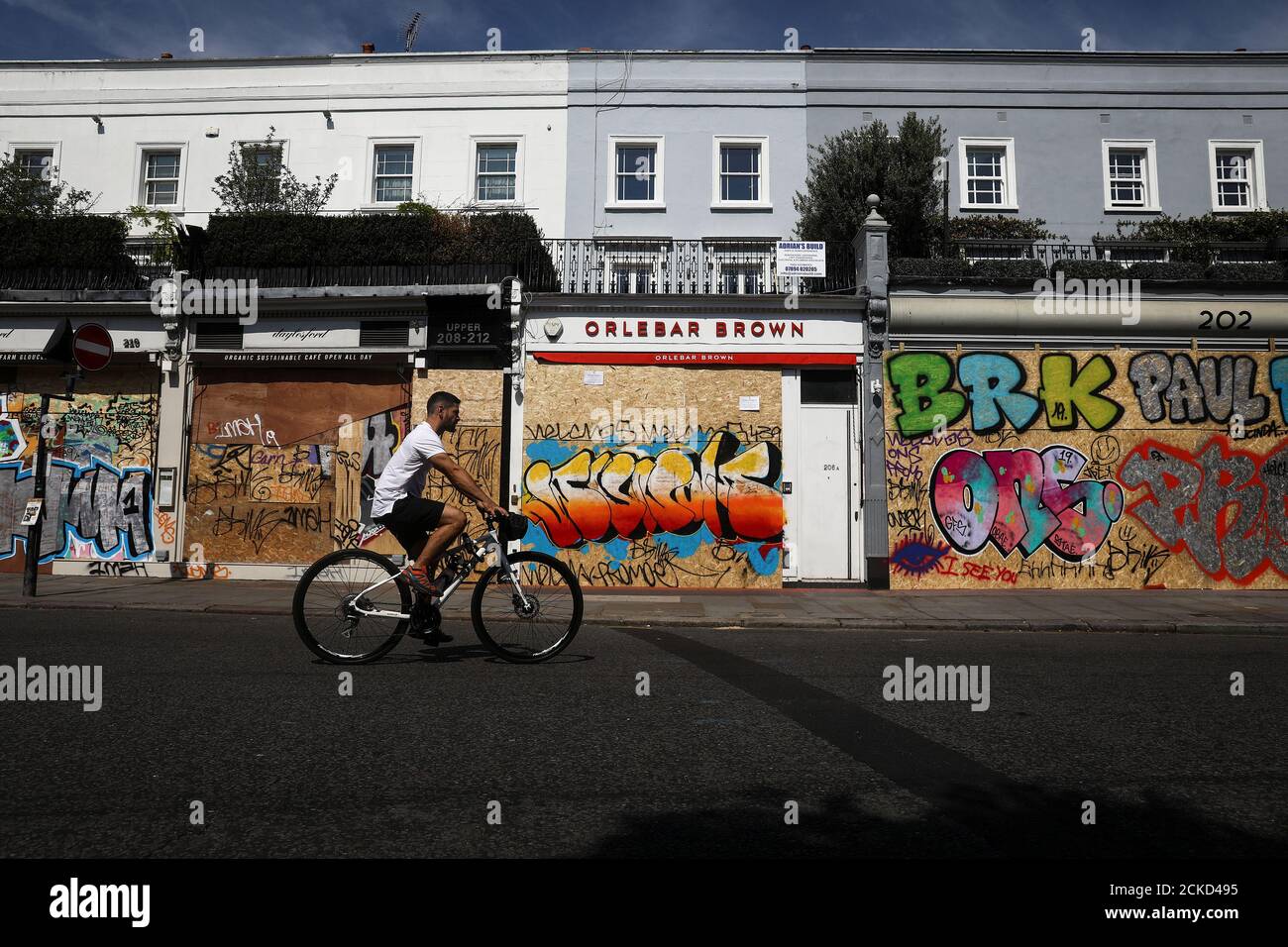 Las tiendas con embarcado se encuentran en preparación del Notting Hill Carnival en Londres, Gran Bretaña 24 de agosto de 2019. REUTERS/Simon Dawson Foto de stock