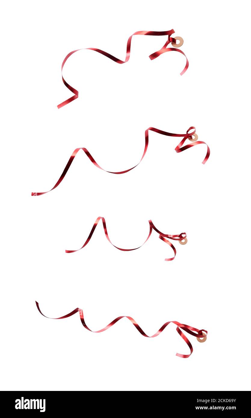 Una colección de cinta roja rizado fina para Navidad y cumpleaños presente etiqueta lazos aislados contra un fondo blanco. Foto de stock