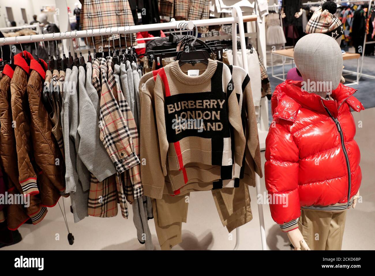 La ropa de Burberry para niños se ve en exhibición en la tienda insignia  Nordstrom durante un avance de los medios en Nueva York, ., 21 de  octubre de 2019. REUTERS/Shannon Stapleton