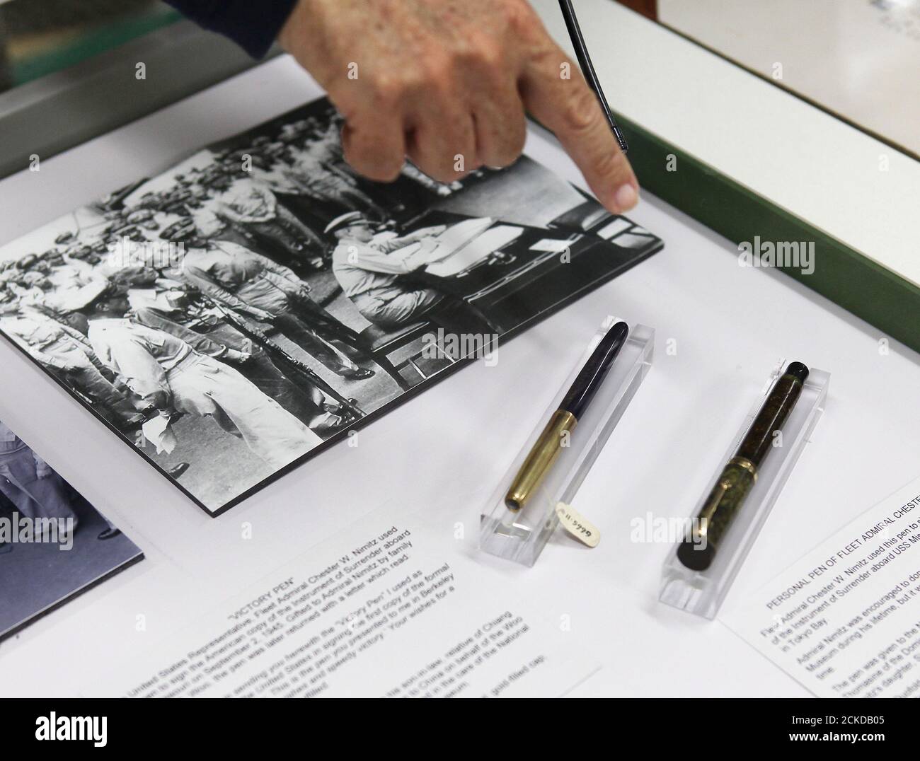 Los bolígrafos utilizados para la firma del Tratado de Paz con Japón están  en exhibición durante la ceremonia de celebración del 70º aniversario del  fin de la Segunda Guerra Mundial en el
