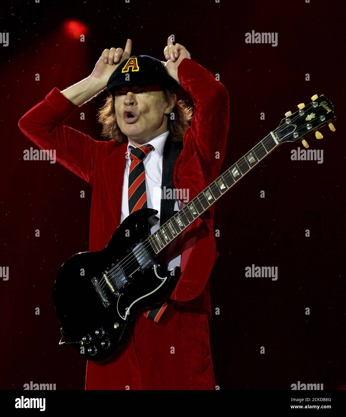 El guitarrista principal de la banda de rock veterano AC/DC Angus Young  hace un símbolo de cuernos de diablo con sus manos mientras realizan su  primer concierto en Australia en su gira