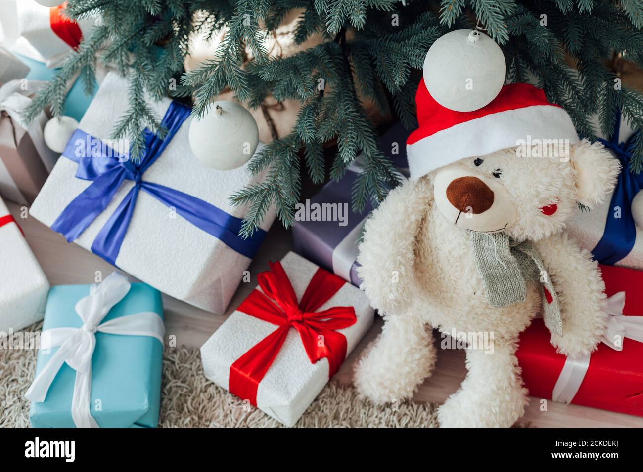 Árbol de Navidad azul con decoración de pino regalos para el nuevo año oso  de peluche blanco Fotografía de stock - Alamy