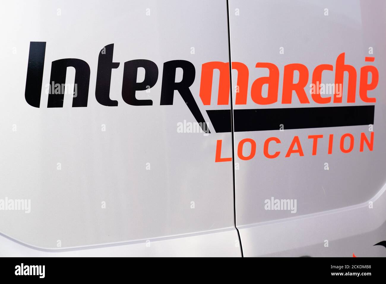 Burdeos , Aquitania / Francia - 09 01 2020 : logotipo de intermarche y texto sobre la ubicación detalle de alquiler de camiones alquiler de coches supermercado empresa de alquiler de coches Foto de stock