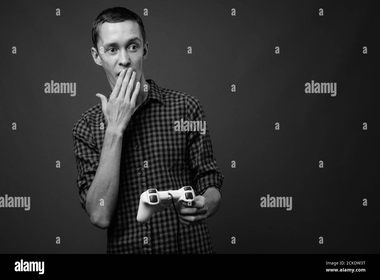 Retrato de un joven hipster jugando a juegos Foto de stock