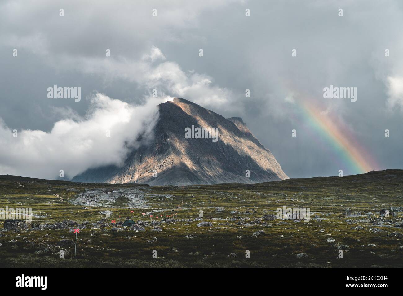 Montañas suecas cubiertas de nubes con arco iris Foto de stock