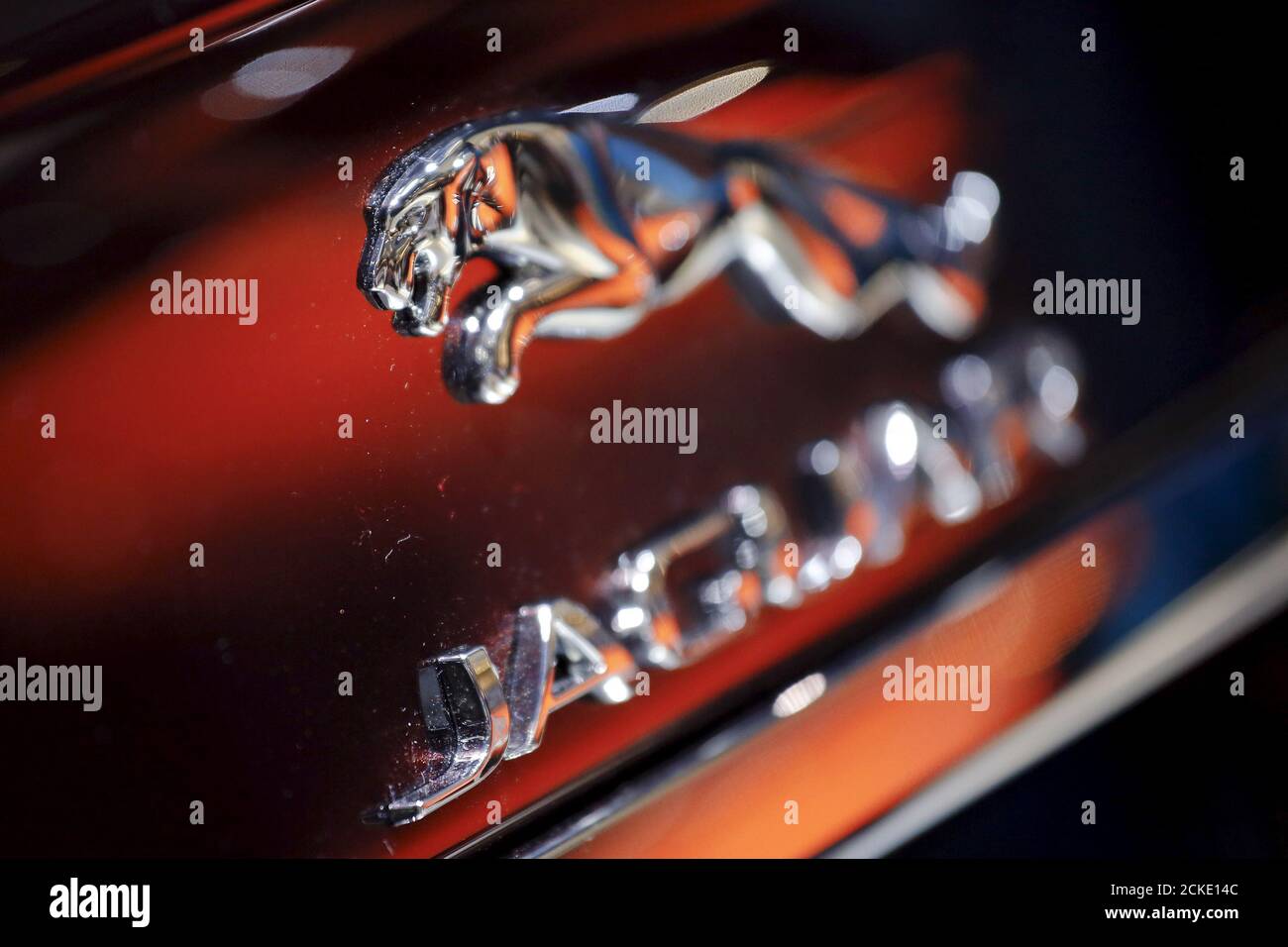 Un cartel se ve en el nuevo Jaguar XFL durante la Auto China 2016 auto show en Beijing 25 de abril de 2016. REUTERS/Damir Sagolj Foto de stock