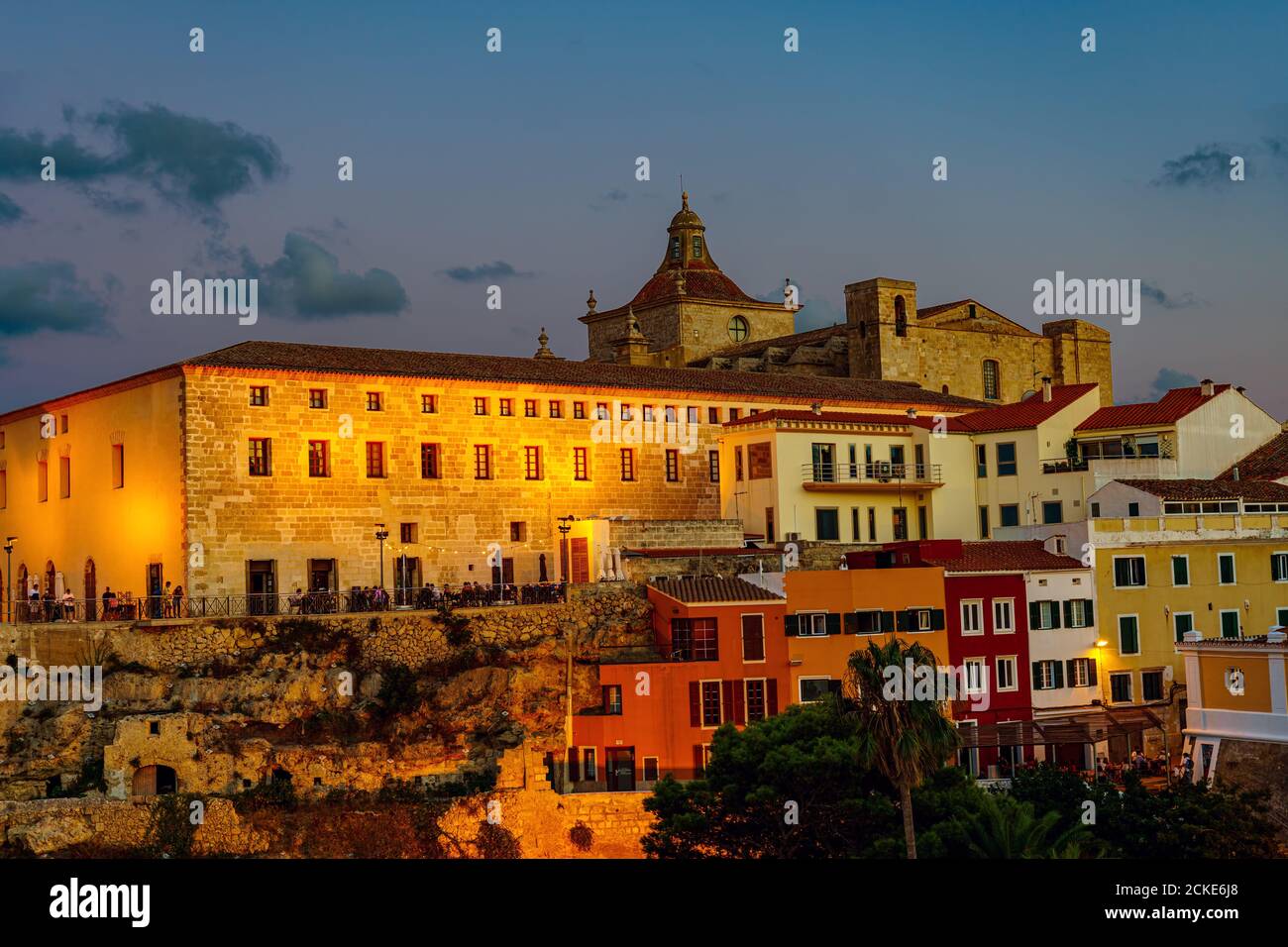 Claustro e iglesia de Carmen al atardecer - Mahón, Menorca Foto de stock