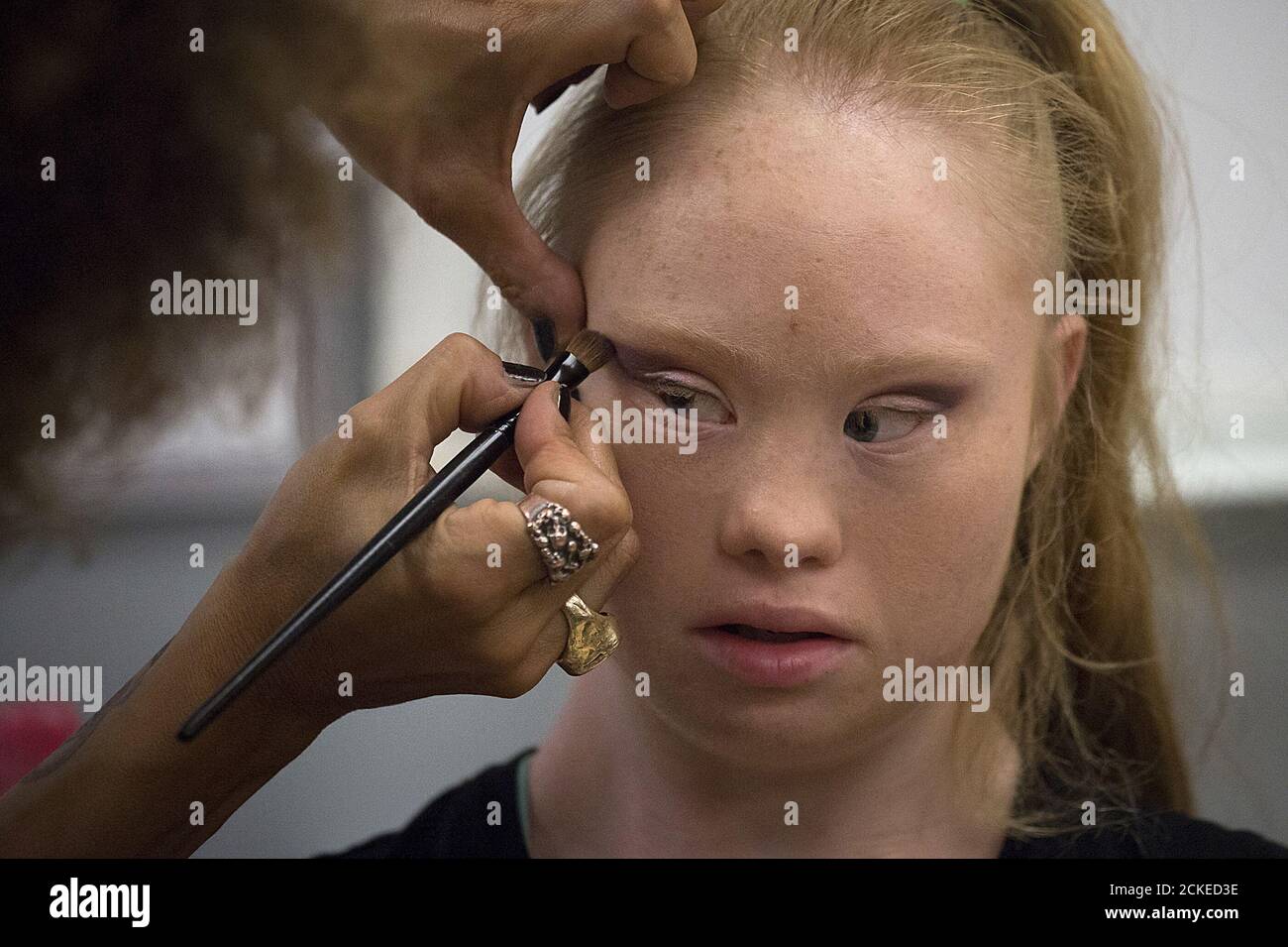 Modelo de 18 años de edad con síndrome de Down, Madeline Stuart tiene su  maquillaje hecho durante un evento de diseño de encaje y casting en King's  College en Manhattan, Nueva York,