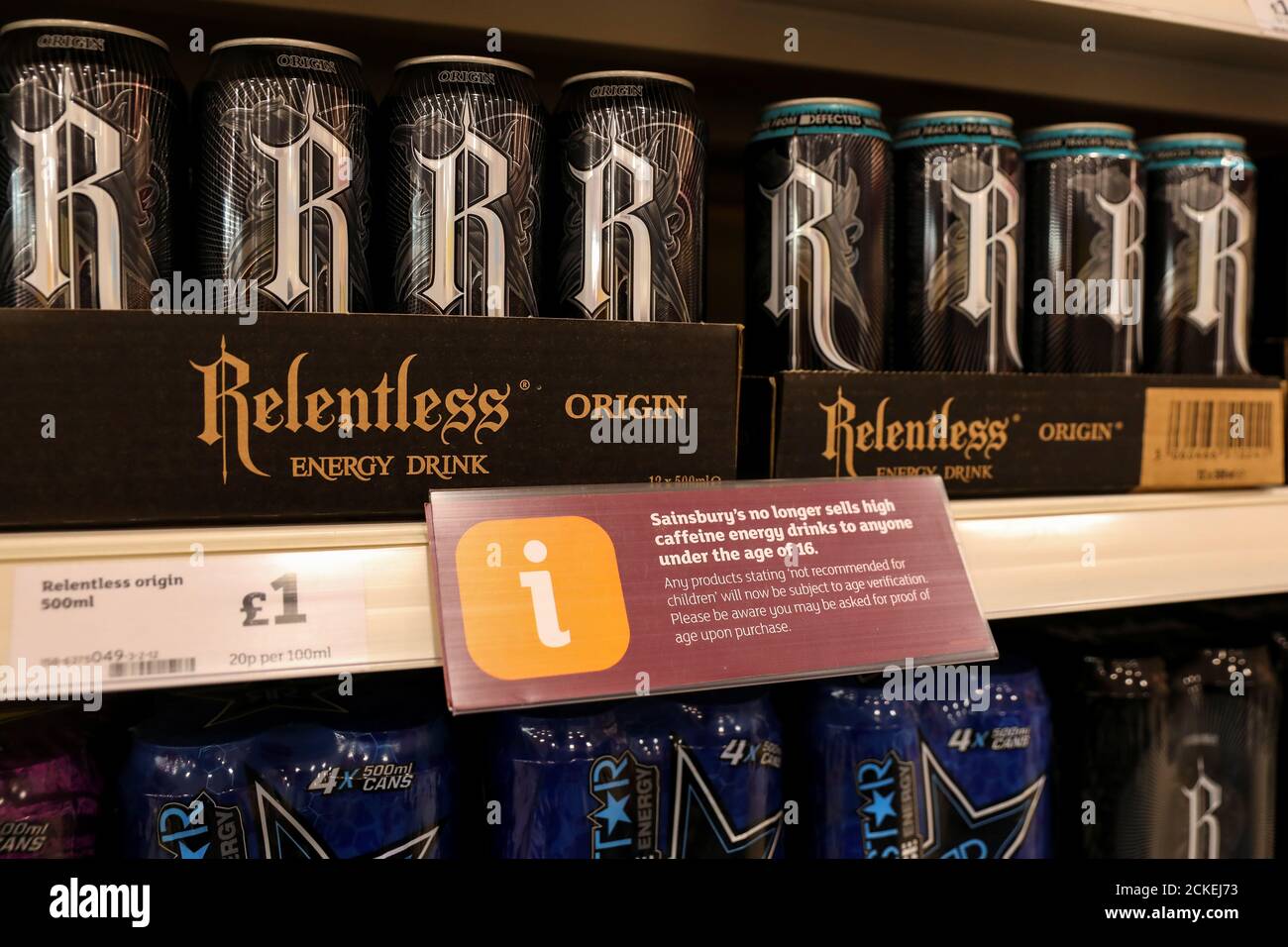 Las bebidas energéticas implacables se exhiben en una tienda de Sainsbury en Londres, Gran Bretaña, el 30 de agosto de 2018. REUTERS/Simon Dawson Foto de stock