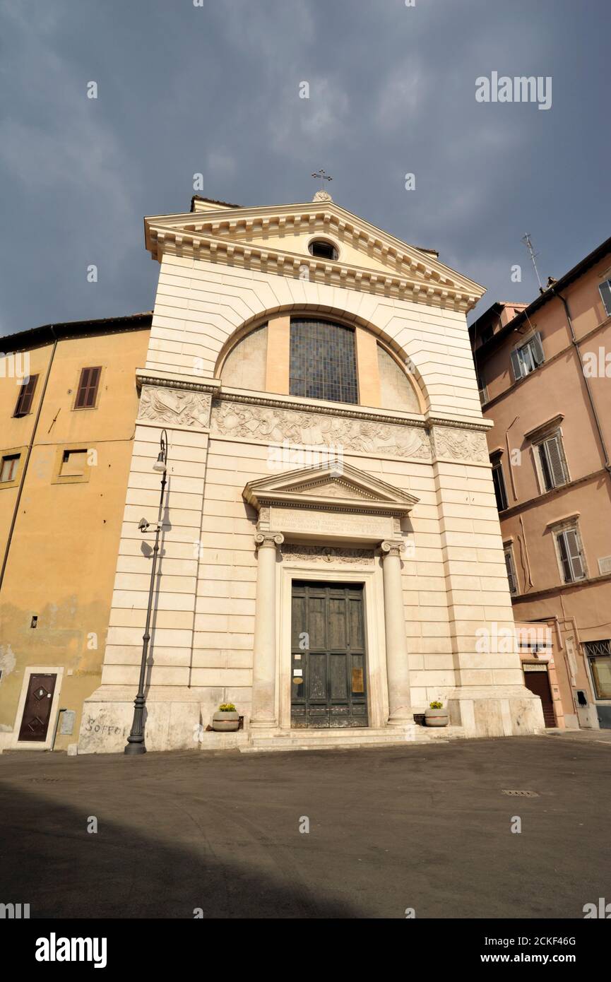 Italia, Roma, iglesia de San Pantaleo, fachada neoclásica de Giuseppe Valadier (siglo 19) Foto de stock