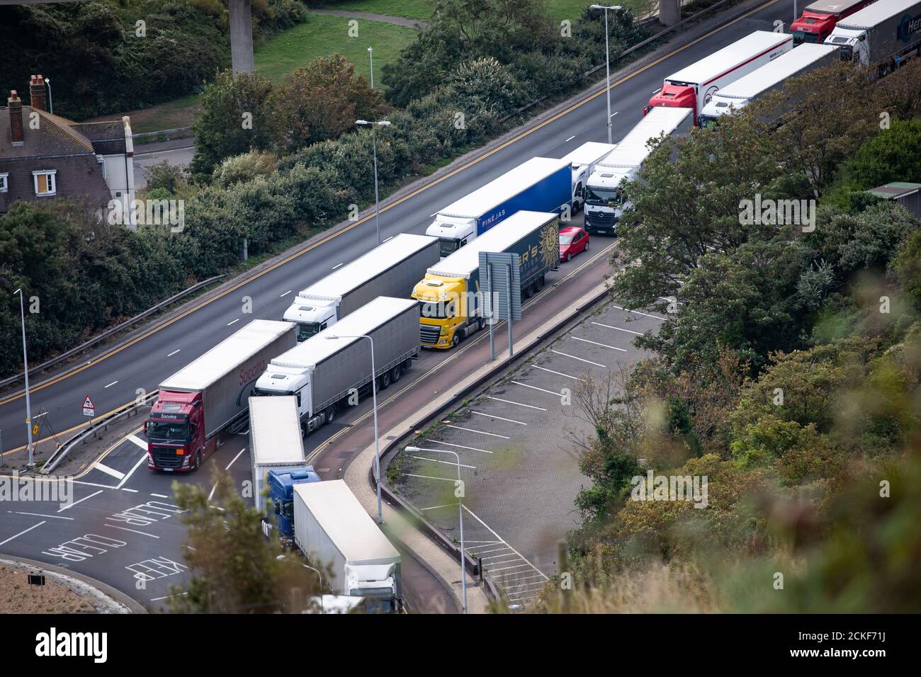 Los camiones hacen cola para entrar en el puerto de Dover, Kent, donde una operación policial en curso ha causado largos retrasos en los vehículos. Foto de stock