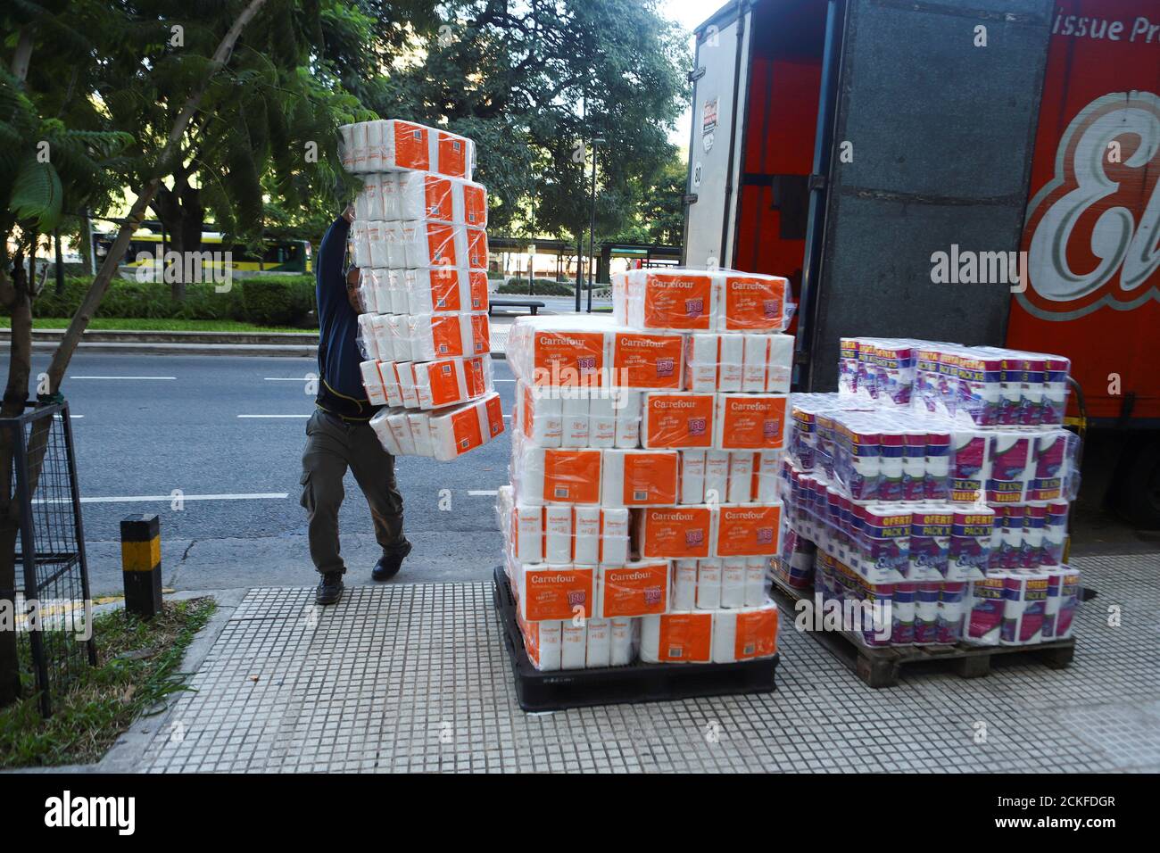 Un trabajador descarga paquetes de papel higiénico fuera de una tienda  después de que el presidente de Argentina, Alberto Fernández, anunciara una  cuarentena obligatoria como medida para frenar la propagación de la