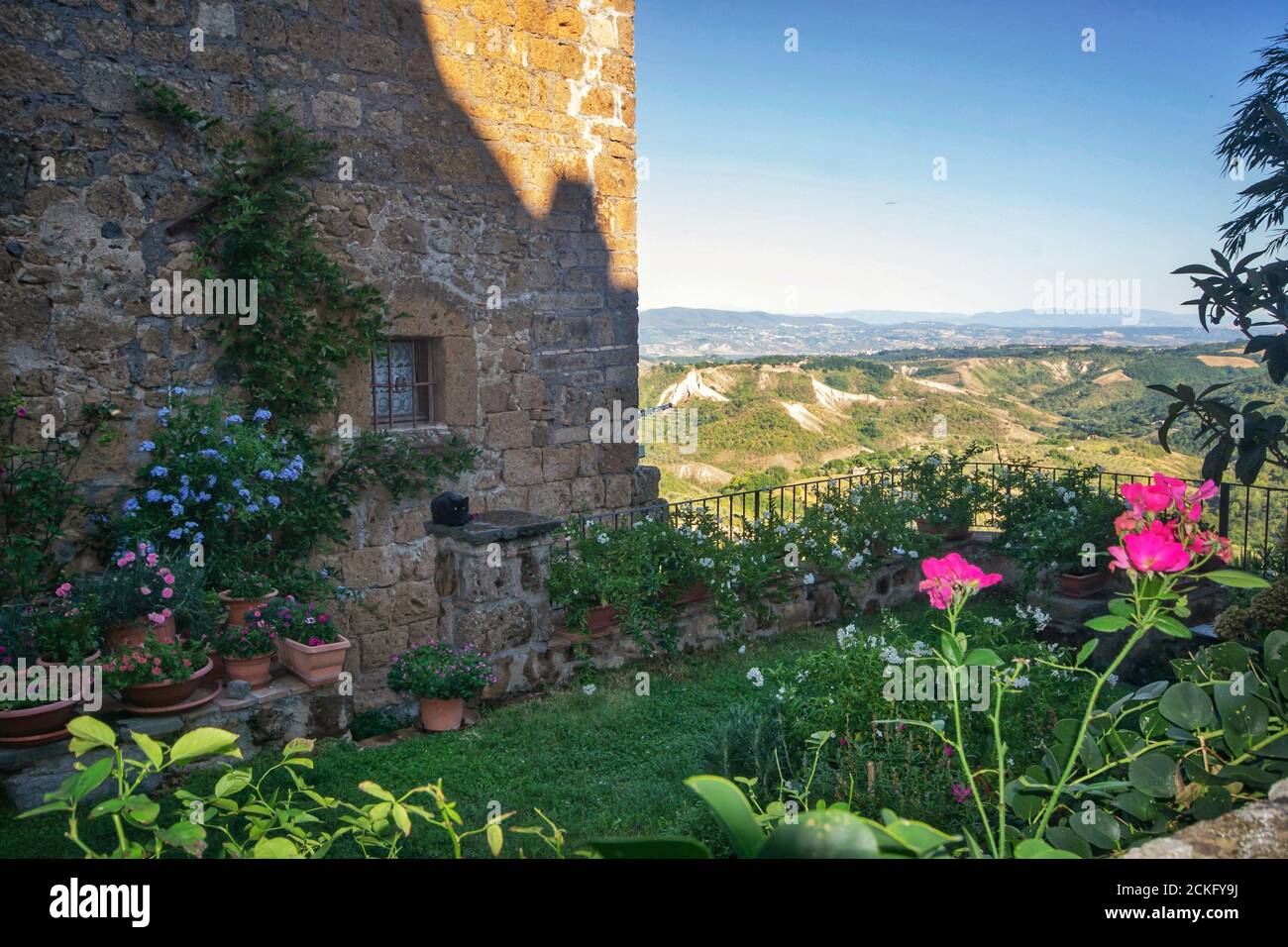 Patio de una casa antigua en la colina de Civita di camporegio. En el fondo el campo y las montañas circundantes Foto de stock