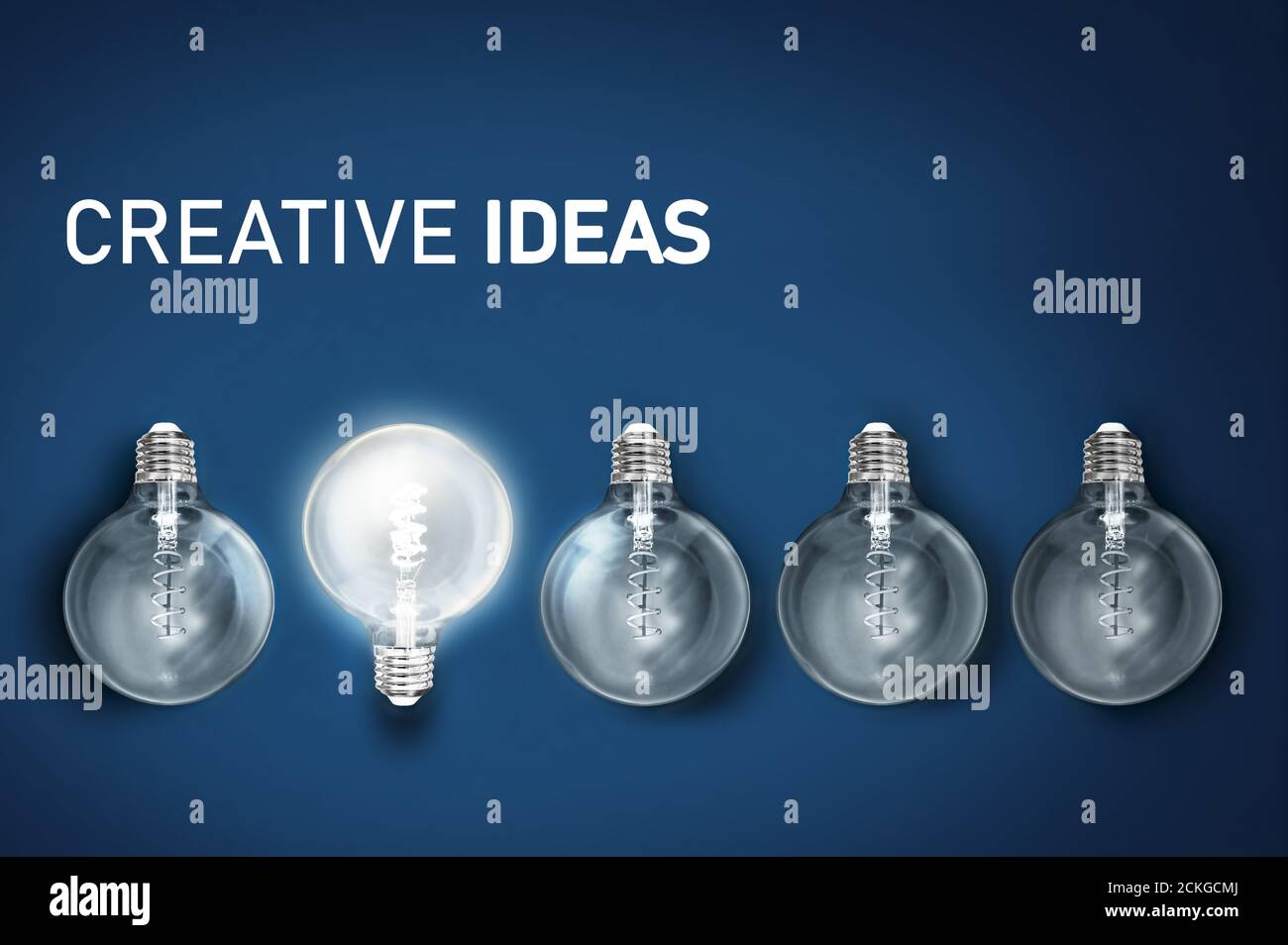 Gran idea, creatividad innovación luz iluminada fila de bombilla dim unos solución concepto Foto de stock