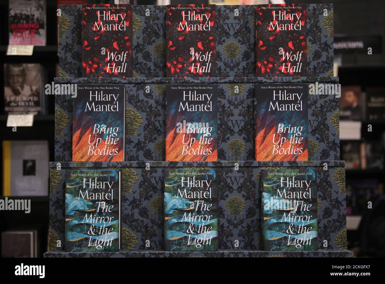 Los libros que forman la trilogía del autor Hilary Mantel sobre Thomas  Cromwell, asesor de Henry VIII, se muestran en una librería en Londres,  Gran Bretaña, el 4 de marzo de 2020.