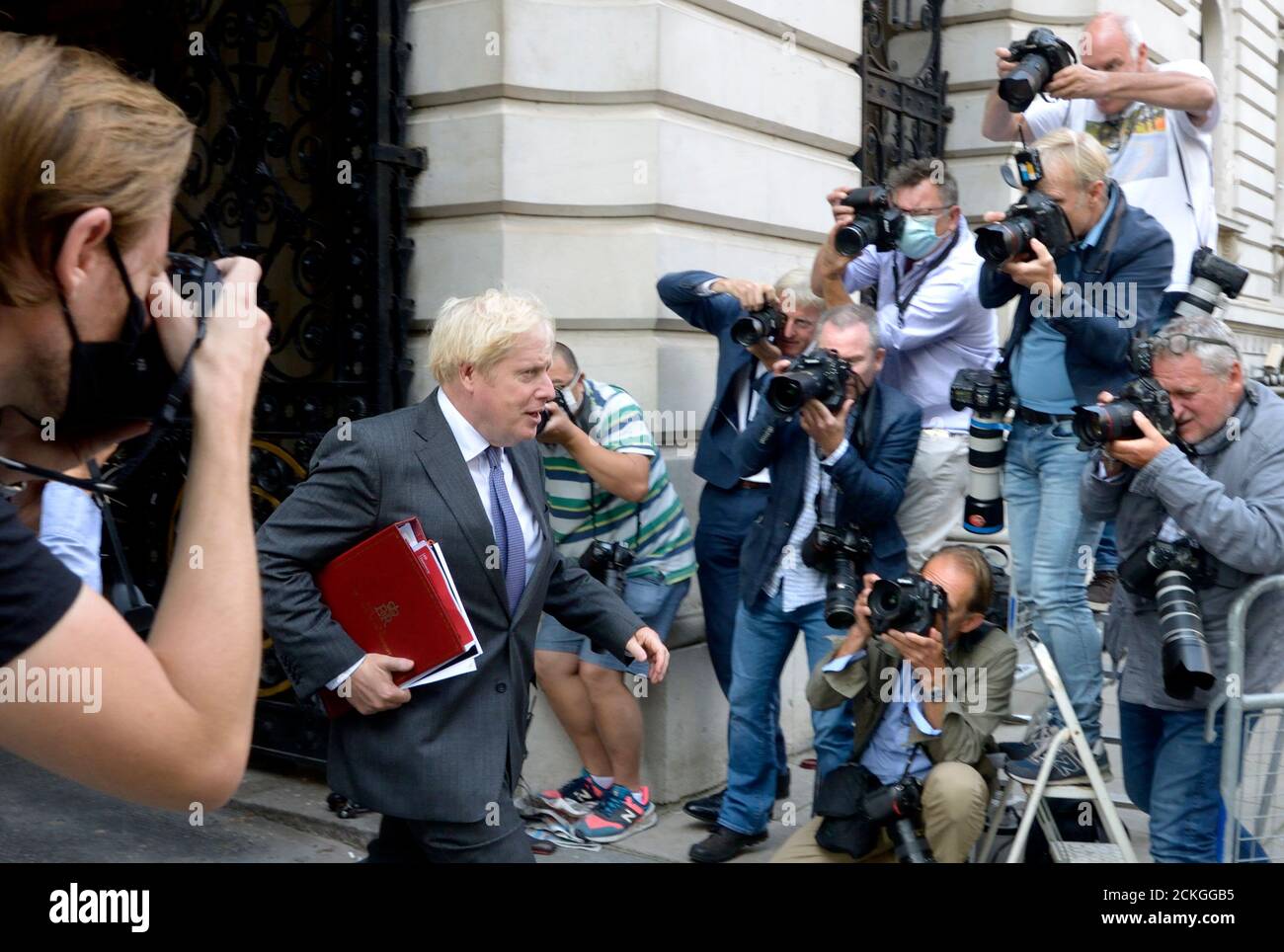 El primer ministro británico Boris Johnson MP regresa al 10 Downing Street después de una reunión del gabinete celebrada en el Ministerio de Relaciones Exteriores, el 15 de septiembre de 2020. Londres, U. Foto de stock