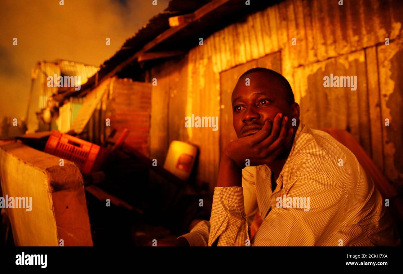 Un residente observa cómo las casas se queman en un incendio que estalló en los barrios marginales de Kijiji en la propiedad Southlands de Nairobi, Kenia, 28 de enero de 2018. REUTERS/Thomas Mukoya Foto de stock
