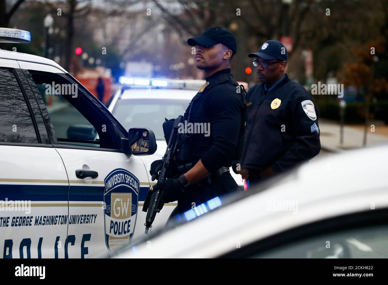 Los oficiales de seguridad están vigilados después de que un vehículo de pasajeros golpeara una barrera de seguridad cerca de la Casa Blanca en Washington, EE.UU., el 23 de febrero de 2018. REUTERS/Jim Bourg Foto de stock