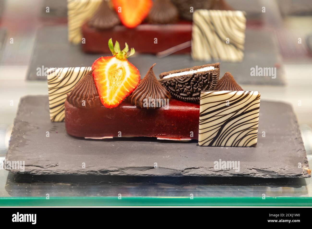 Tarta de arte culinario dulce servida en Slate Foto de stock