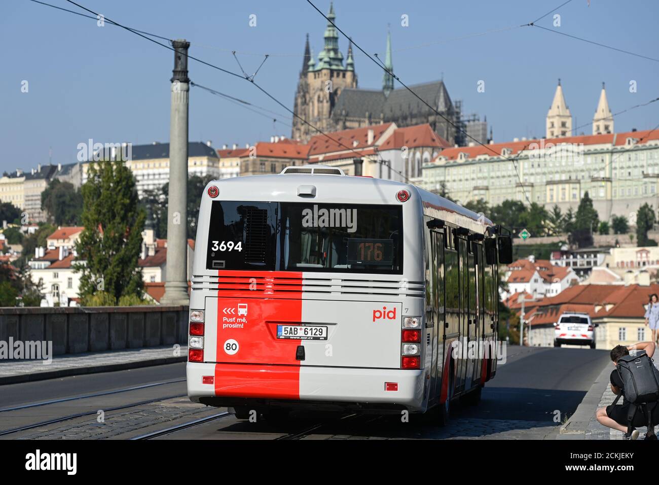 La Sociedad de tránsito público de Praga (DPP) presentó el autobús Sor NB 12 en los nuevos colores del transporte integrado de Praga (PID) el 16 de septiembre de 2020, en Praga, República Checa. (CTK Photo/Michal Kamaryt) Foto de stock