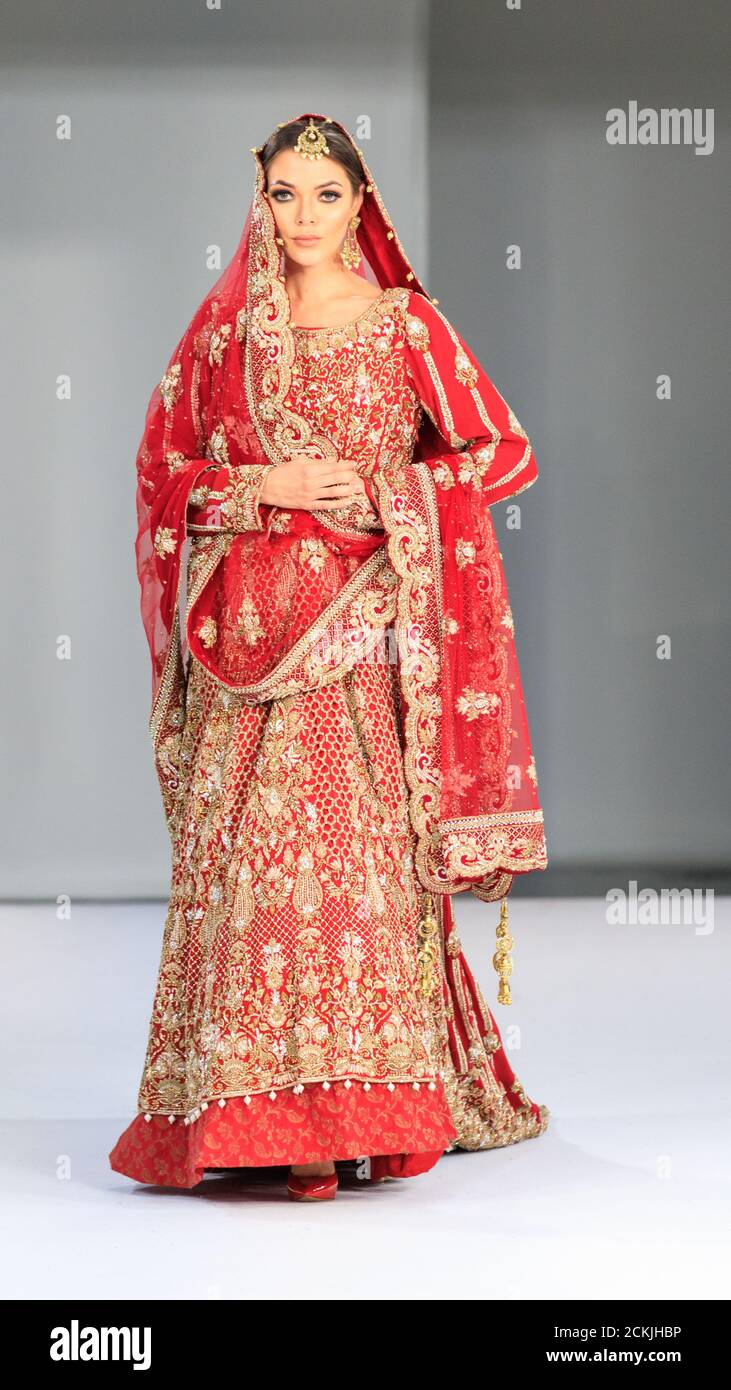 Modelo novia en Asia vestido de boda ropa nupcial, vestido rojo por Sache  por Asif, National Asian Wedding Show Fashion runway, Londres Fotografía de  stock - Alamy