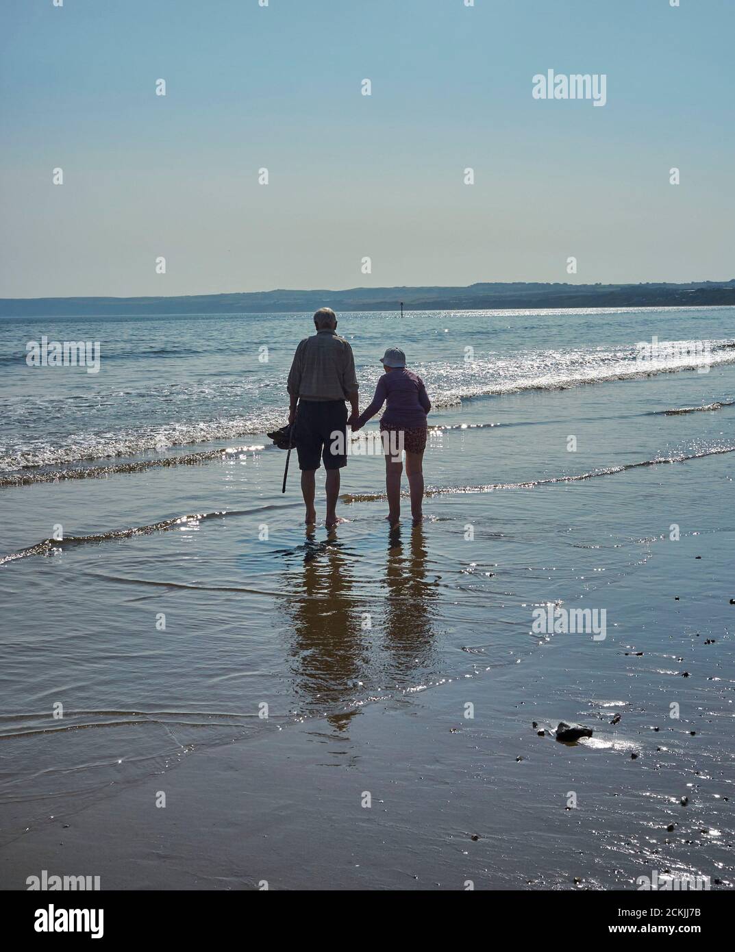 Una pareja de edad remando en el mar en la playa de Filey Cobble Landing, North Yorkshire costa este, norte de Inglaterra, Reino Unido Foto de stock