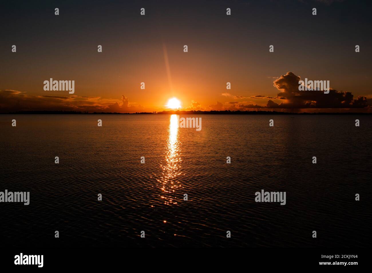 Puesta de sol en el Lago Ibera, Humedales de Ibera Foto de stock